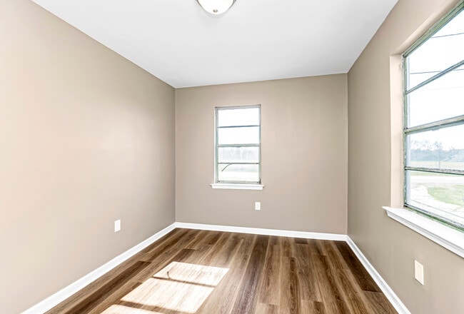 Building Photo - 381 Mills Ave