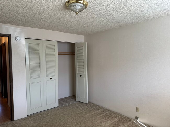 Building Photo - Great single level 2 bed/1 bath duplex in Thurston!