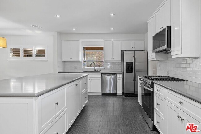 Building Photo - 9344 Valjean Ave