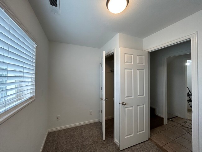 Building Photo - 3 Bedroom 1 Bathroom Basement Apartment Sp...