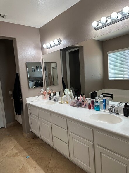 Building Photo - 217 Overleaf Way