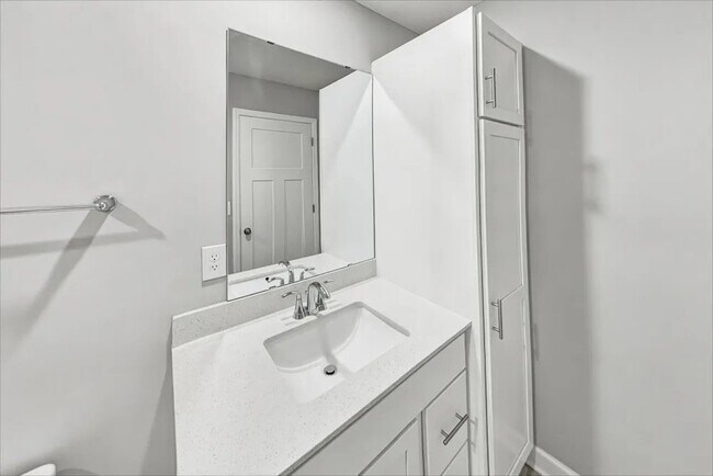 Building Photo - 10948 Yalta St NE