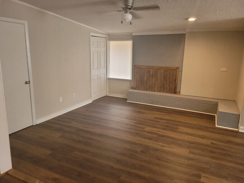 Building Photo - 207 Dogwood Dr