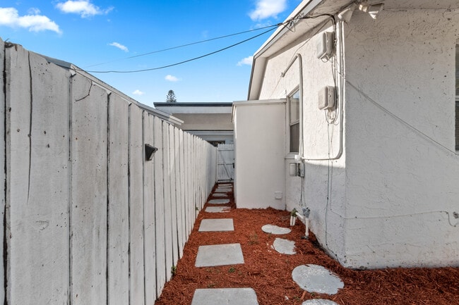 Building Photo - 818 NE 14th Pl