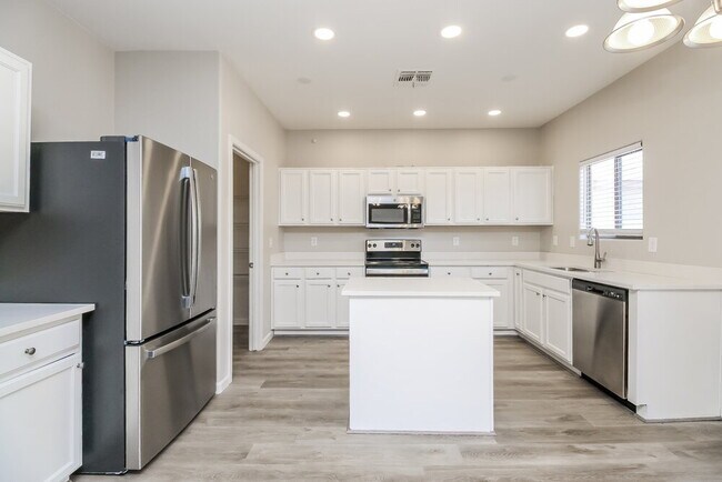 Building Photo - 1830 E Omega Dr