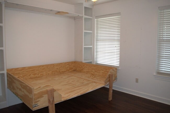 Building Photo - Large 2 Bed 2 Bath House With Lawncare Provided!