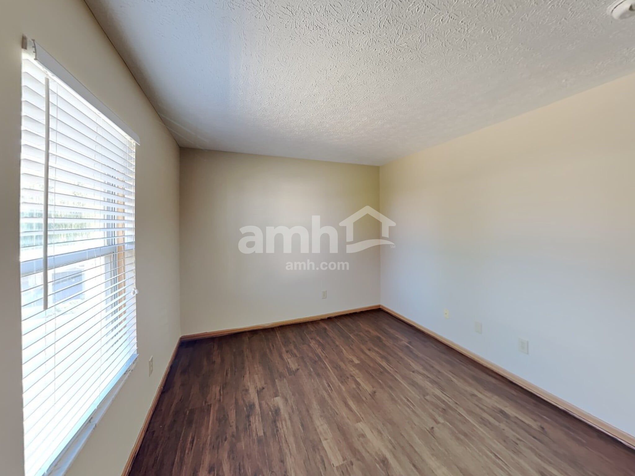 Building Photo - 1064 Amherst Blvd