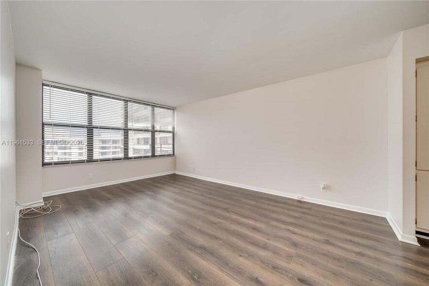 Building Photo - 2500 Parkview Dr