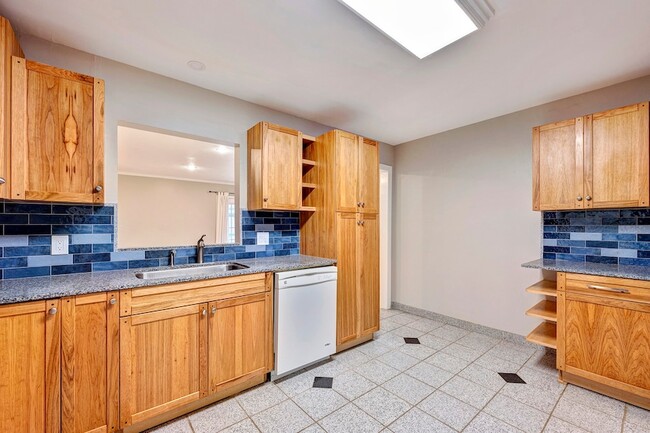 Building Photo - 1135 W 31st St