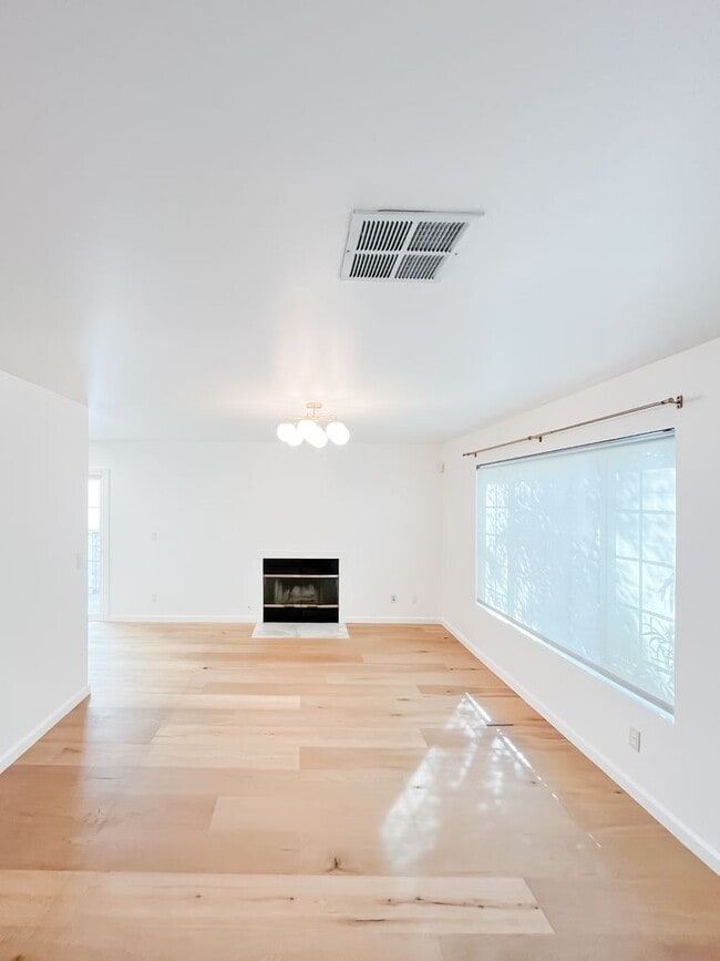 Building Photo - Breathtaking 2-Bedroom Townhome with 2-Car...