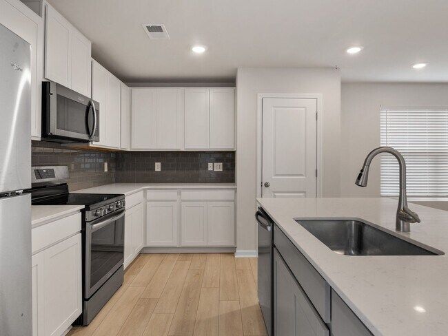 Building Photo - Luxury Living & Ultimate Space: Your 5-Bed...