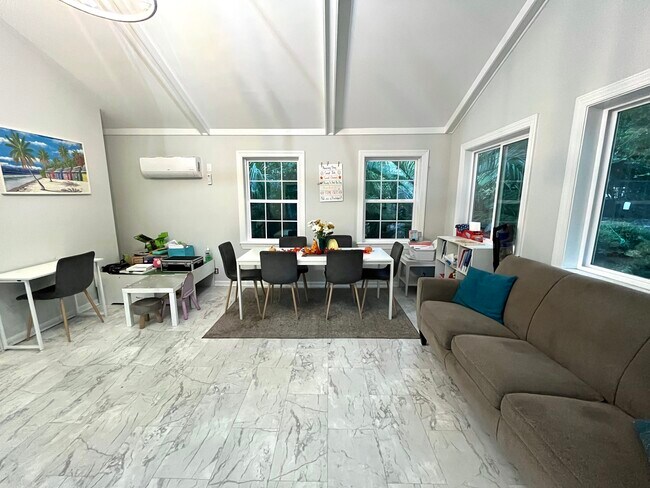 Building Photo - 5923 Murray Dr