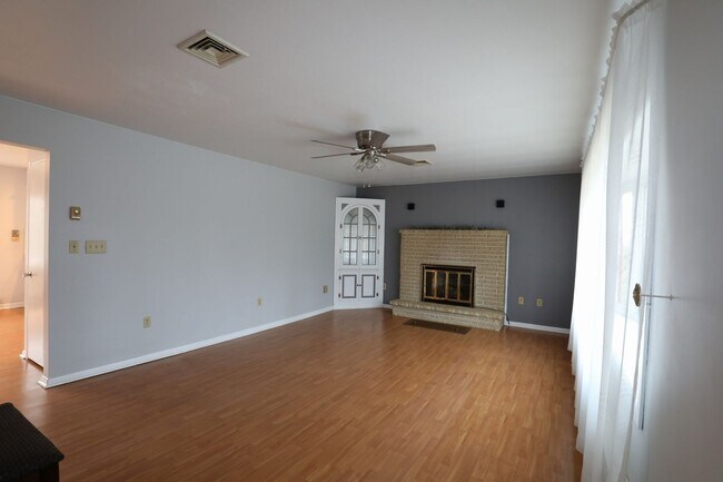 Building Photo - Charming 2-Bedroom Home with Spacious Yard & Sunroom – $1,600/Month