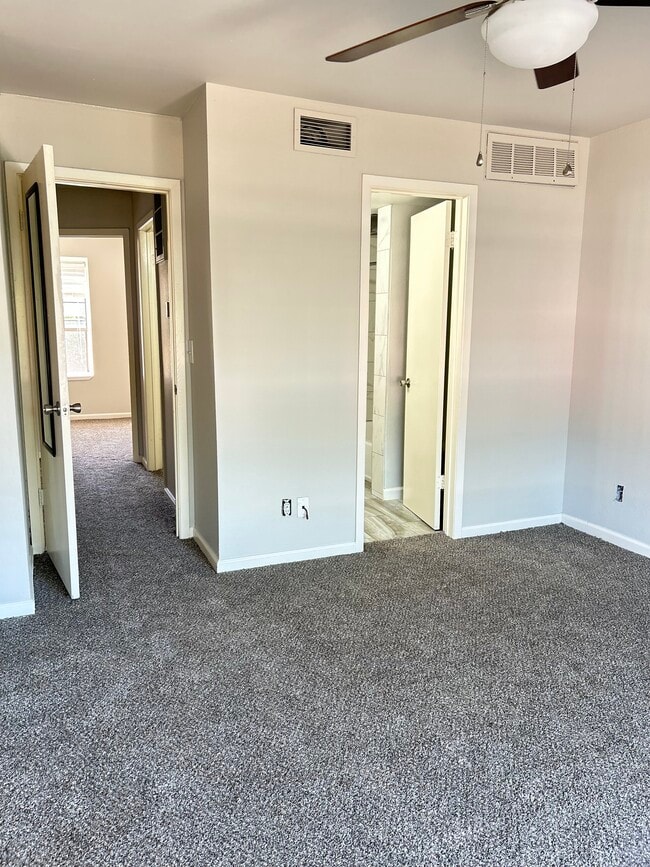 Building Photo - 644 W Collins St