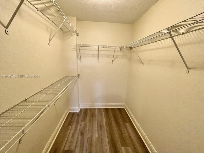 Building Photo - 491 Racquet Club Rd