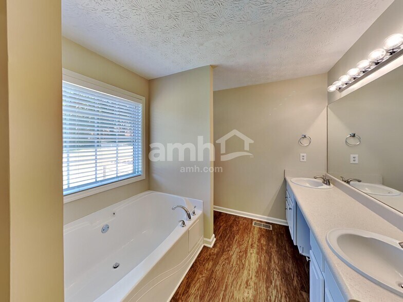 Building Photo - 246 Stone Creek Dr