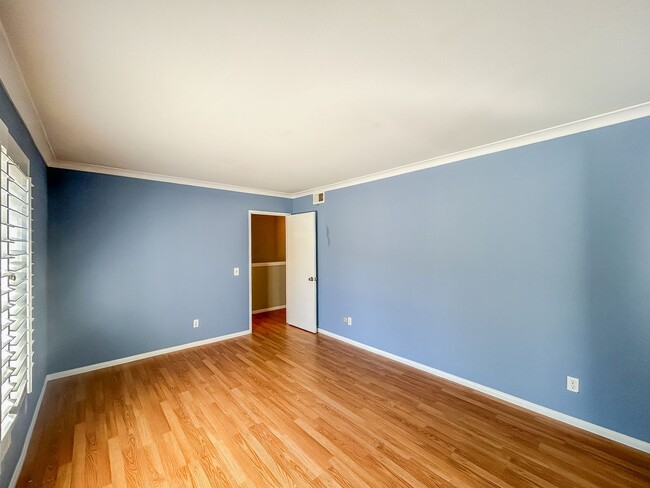 Building Photo - Beautiful 2BD/2.5BA Townhome W/ A/C and Attached Garage in Bay Ho!