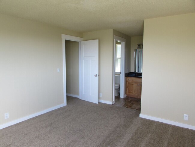 Building Photo - Large 4 Bedroom Edgemoor Home w/ Mother-in-law Suite