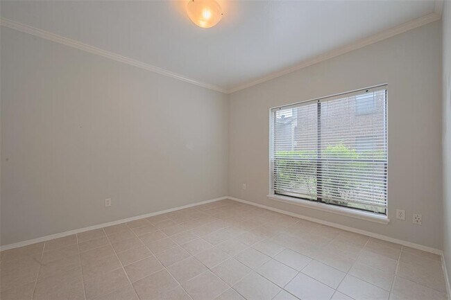 Building Photo - 2025 Augusta Dr