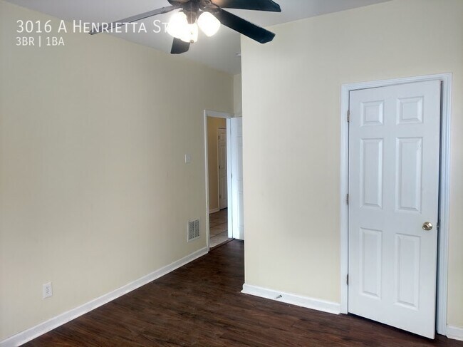 Building Photo - Huge 3br/1ba 2nd Floor Apartment in Heart ...