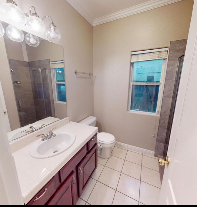 Building Photo - 2638 E Skyview Ave