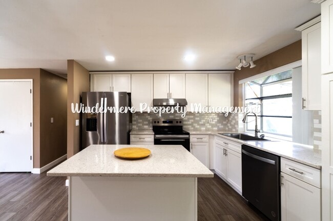 Building Photo - Bright and Charming 3 bed Rambler in Convenient Port Orchard Location