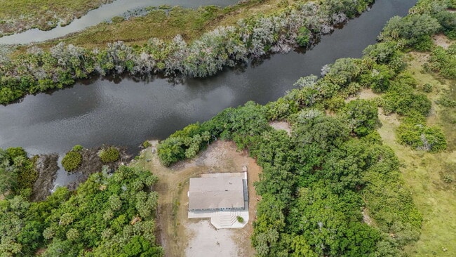 Building Photo - "Spacious 4-Bedroom Retreat with 3400 Sq Ft of Comfort in Gibsonton, FL!"