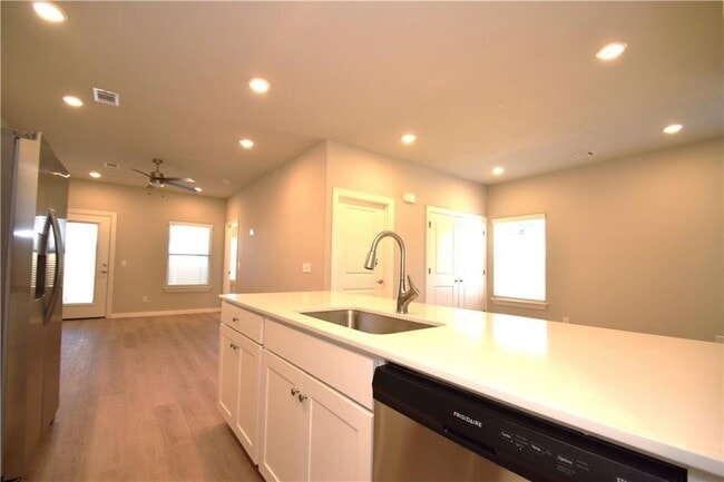 Building Photo - 1604 SW Poigai Wy