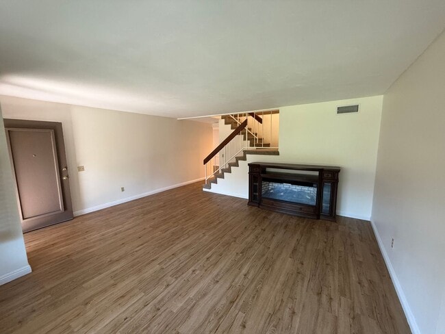 Building Photo - Two-Story 3 Bed, 3 Bath with Bonus Room in...