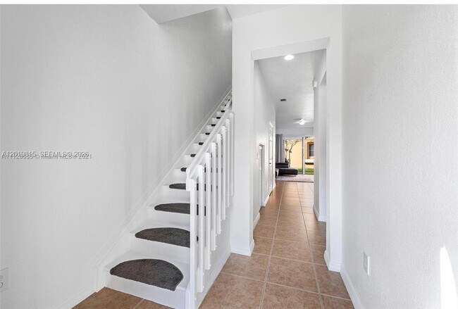 Building Photo - 1820 SW 89th Terrace