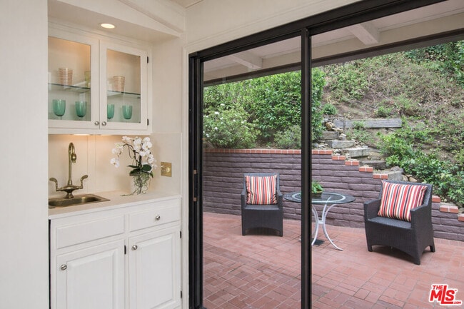 Building Photo - 9305 Beverlycrest Dr