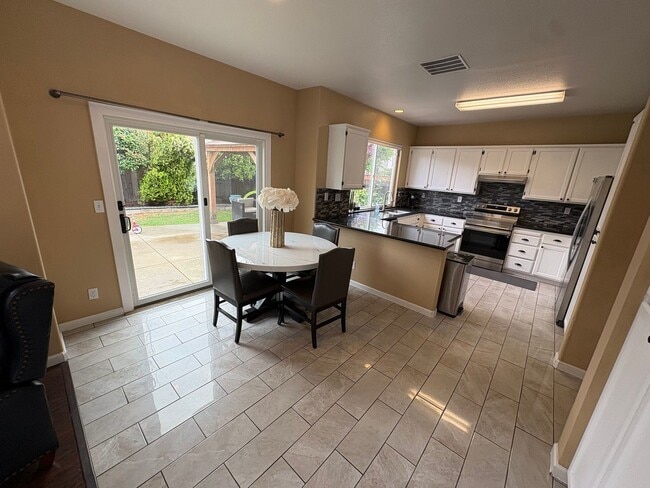 Building Photo - Beautiful 3 Bedroom 2.5 Bath Brentwood Home With SOLAR
