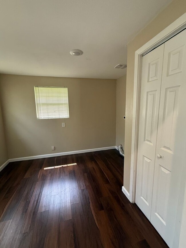 Building Photo - Renovated home in Silsbee! Available NOW -...
