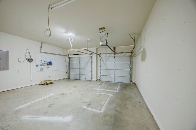 Building Photo - 15516 Mayflower Trail