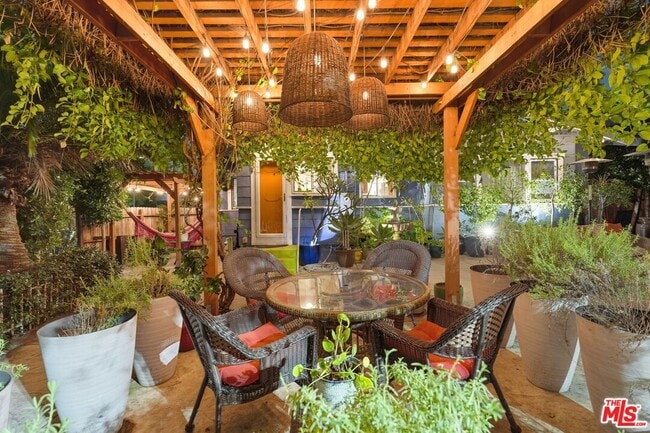 Building Photo - 1458 W 48th St