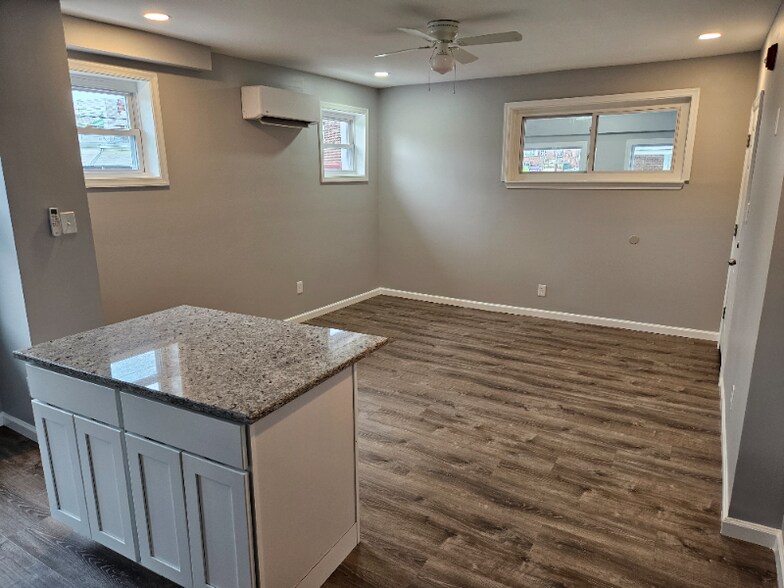 Building Photo - 326 Roselyn St