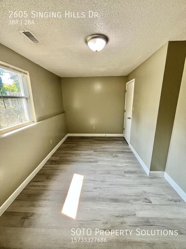 Building Photo - 2605 Singing Hills Dr