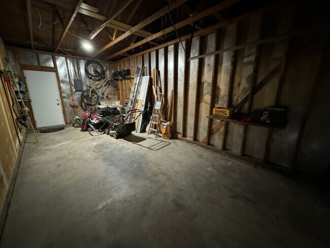 Building Photo - Private Lakewood Home