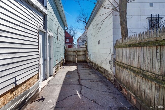 Building Photo - 20 Wood Ave