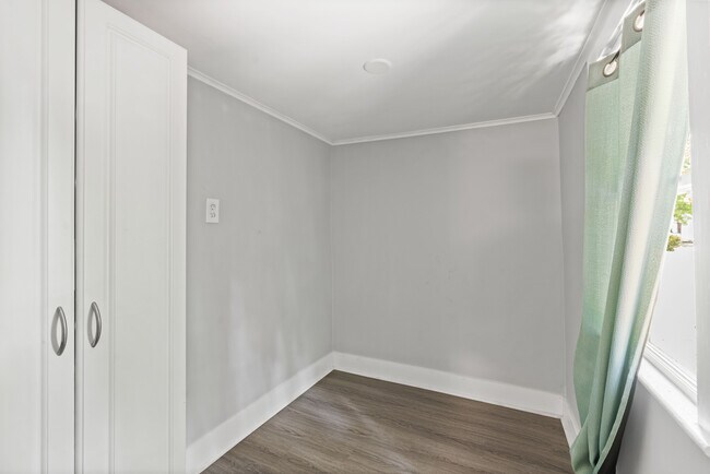 Building Photo - 515 46th St