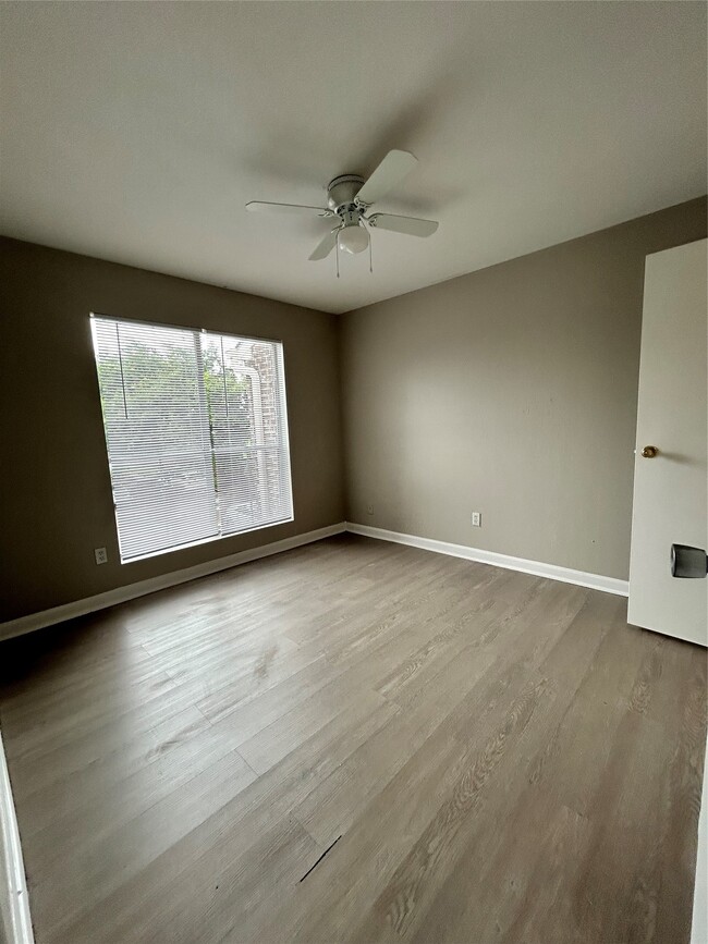 Building Photo - 3900 Woodchase Dr