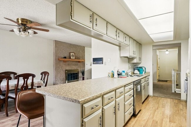 Building Photo - Charming Townhome
