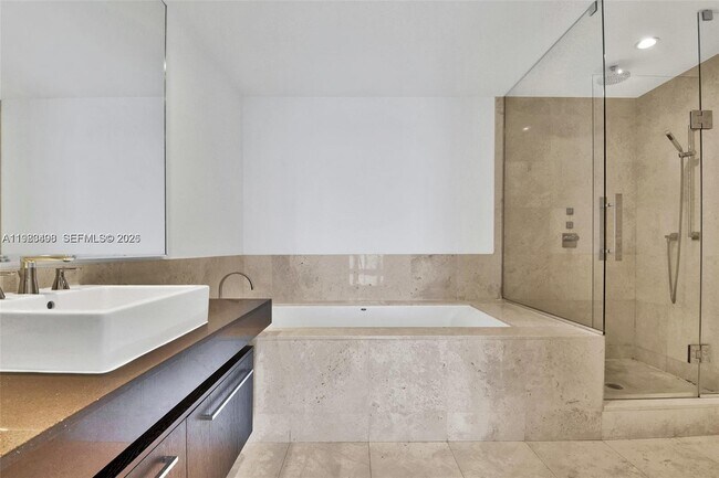 Building Photo - 17121 Collins Ave