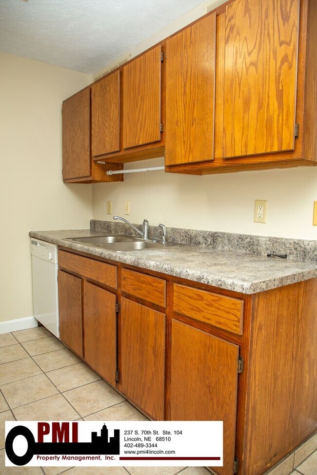 Building Photo - 3 Bedroom and 1.5 bathroom Duplex for Rent