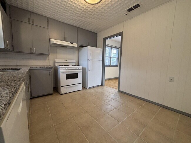 Building Photo - 1915 46th St