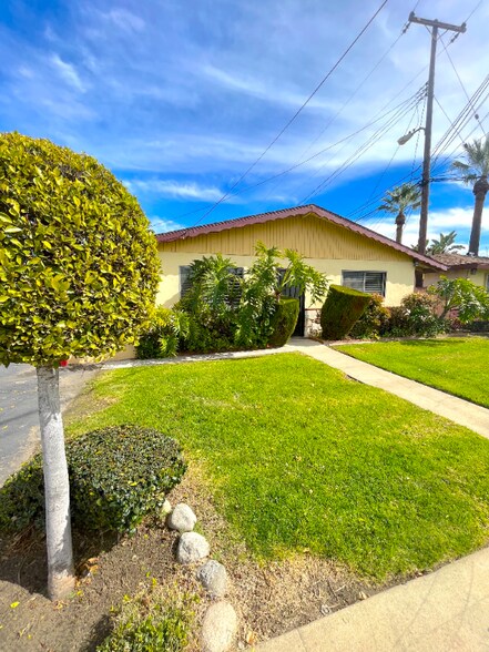 Building Photo - 831 S Oaks Ave