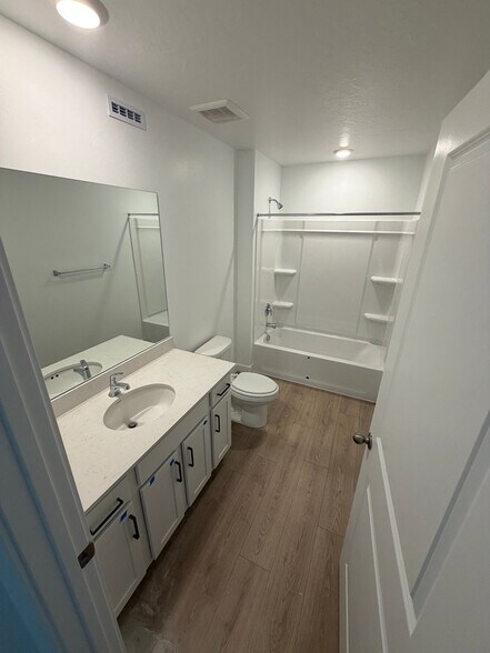 Building Photo - 537 E Levengrove Dr