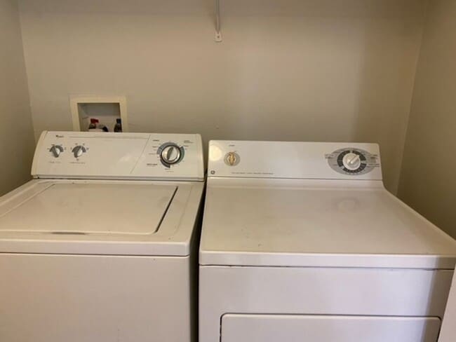 Building Photo - Hamptons in Metrowest  3 bedroom 2 Bath wi...