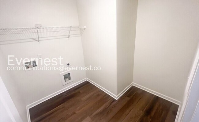 Building Photo - 5 Bed/5 Bath Home with 3 Car Garage / Pet-Friendly / Available Now!