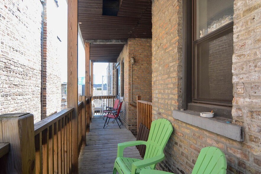 Building Photo - 1150 W Waveland Ave